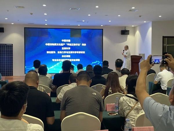 “河北省反射療法協(xié)會(huì)脊柱側(cè)彎專(zhuān)業(yè)委員會(huì)成立大會(huì)”在石家莊直樂(lè)矯形中醫(yī)醫(yī)院順利召開(kāi)