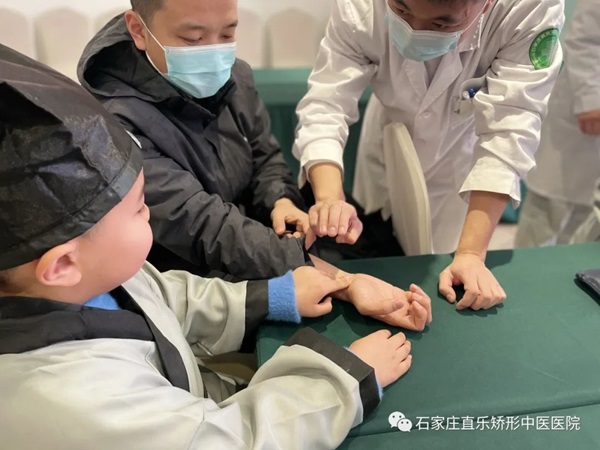 燕都小記者中醫(yī)研學(xué)活動(dòng)走進(jìn)直樂矯形中醫(yī)醫(yī)院